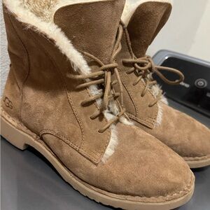 Women's Tan UGG Quincy Boots W7